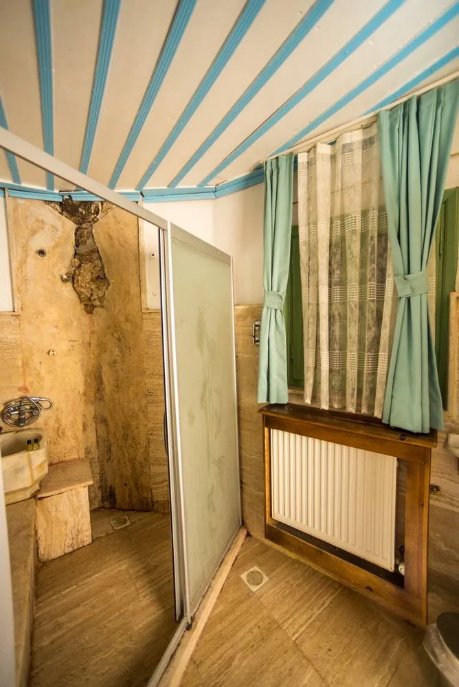 Defne Oda’nın hamam tarzındaki taş banyosu ve duş alanı