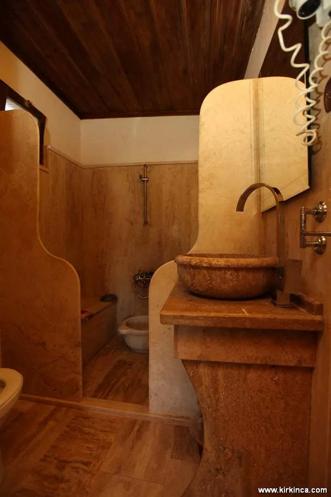 Zakkum Oda’nın taş lavabosu ve banyo alanı